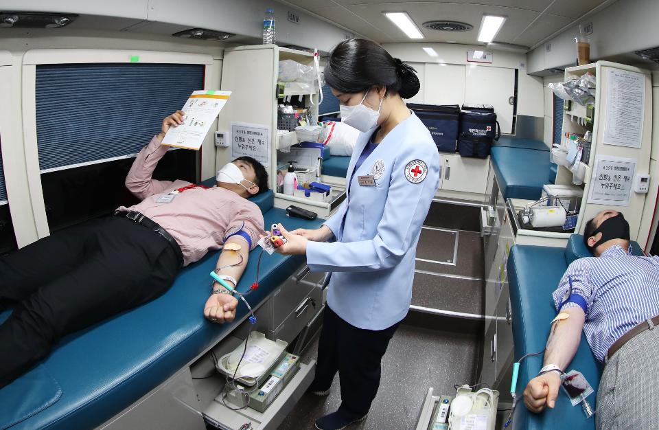 <p>2일 서울 명동 대한적십자사 서울사무소에 근무하는 직원들이 코로나19 여파로 인한 혈액 수급 극복을 위해 헌혈 차량에서 헌혈 운동에 동참하고 있다. 이날 헌혈에 참여한 대한적십자사 직원들이 헌혈은 사랑임을 표시하는 손가락 하트를 만들어 보이고 있다.</p>