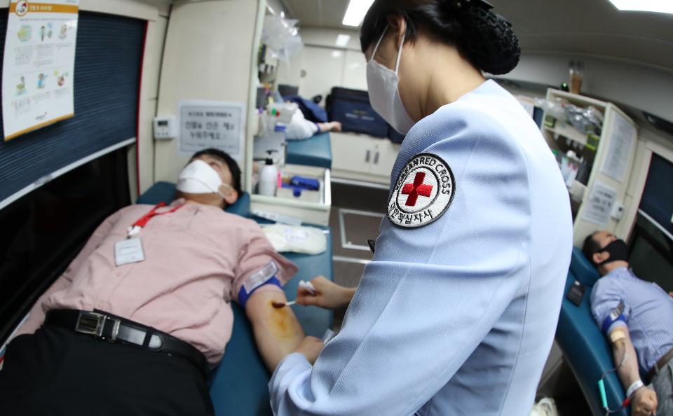 <p>2일 서울 명동 대한적십자사 서울사무소에 근무하는 직원들이 코로나19 여파로 인한 혈액 수급 극복을 위해 헌혈 차량에서 헌혈 운동에 동참하고 있다. 이날 헌혈에 참여한 대한적십자사 직원들이 헌혈은 사랑임을 표시하는 손가락 하트를 만들어 보이고 있다.</p>