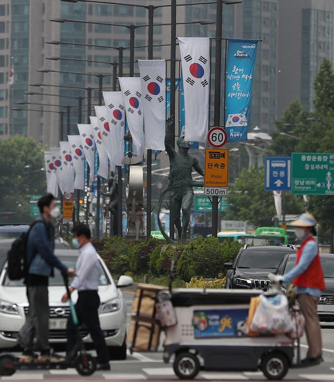 송파구가 현충일을 앞두고 올림픽로 일대 도로에 태극기를 설치했다. 도로 중앙에 설치된 가로등에 태극기와 ‘6월은 호국보훈의달, 함께 이겨낸 역사 오늘 이어갑니다.’라고 적힌 거리기가 같이 달려있다.