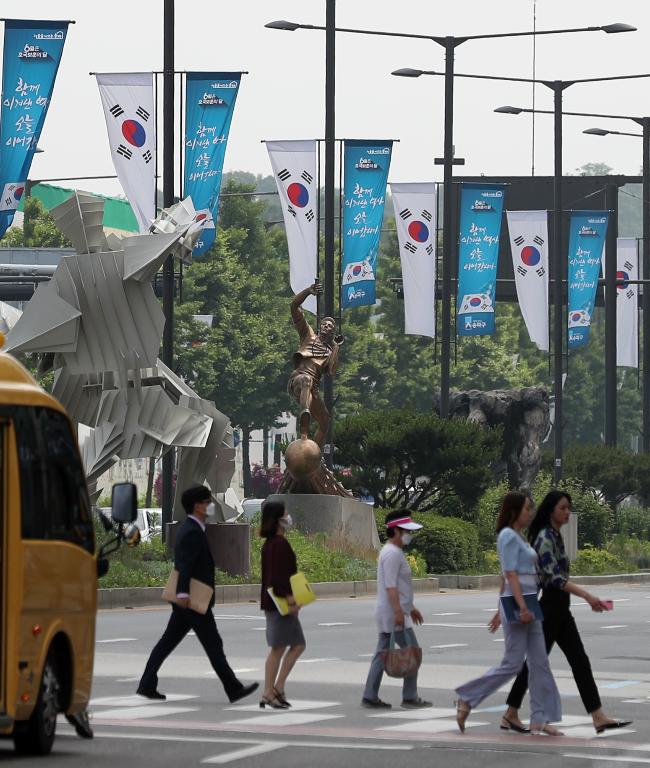 송파구가 현충일을 앞두고 올림픽로 일대 도로에 태극기를 설치했다. 도로 중앙에 설치된 가로등에 태극기와 ‘6월은 호국보훈의달, 함께 이겨낸 역사 오늘 이어갑니다.’라고 적힌 거리기가 같이 달려있다.