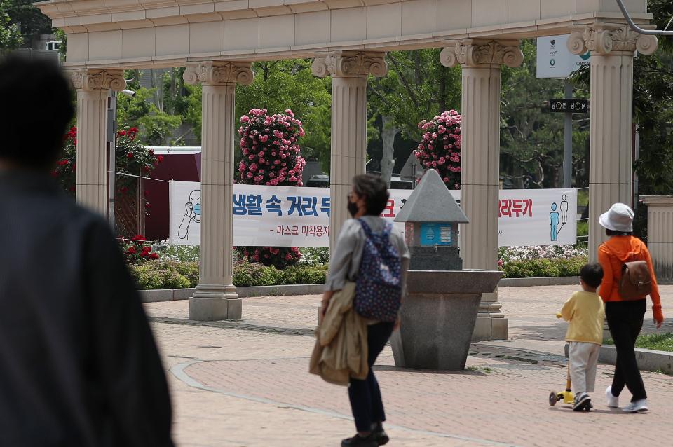 서울 송파구 올림픽공원 남1문에 위치한 장미광장에 한국개량종 및 외래종 160여 종의 다양한 장미가 활짝 피어 오후 광장을 찾은 시민들이 마스트 착용과 거리두기를 하며 구경하고 있다.