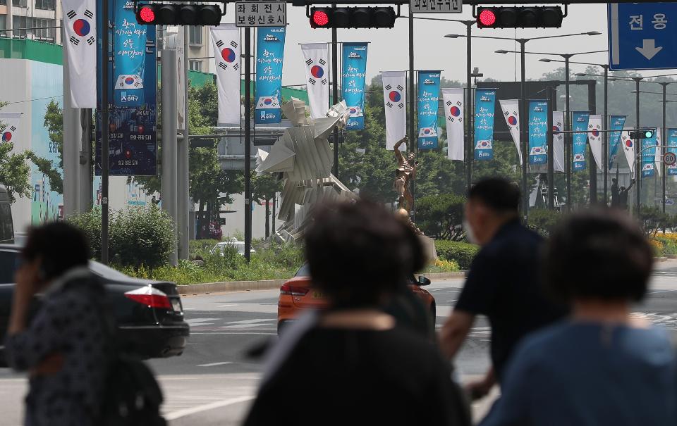 송파구가 현충일을 앞두고 올림픽로 일대 도로에 태극기를 설치했다. 도로 중앙에 설치된 가로등에 태극기와 ‘6월은 호국보훈의달, 함께 이겨낸 역사 오늘 이어갑니다.’라고 적힌 거리기가 같이 달려있다.