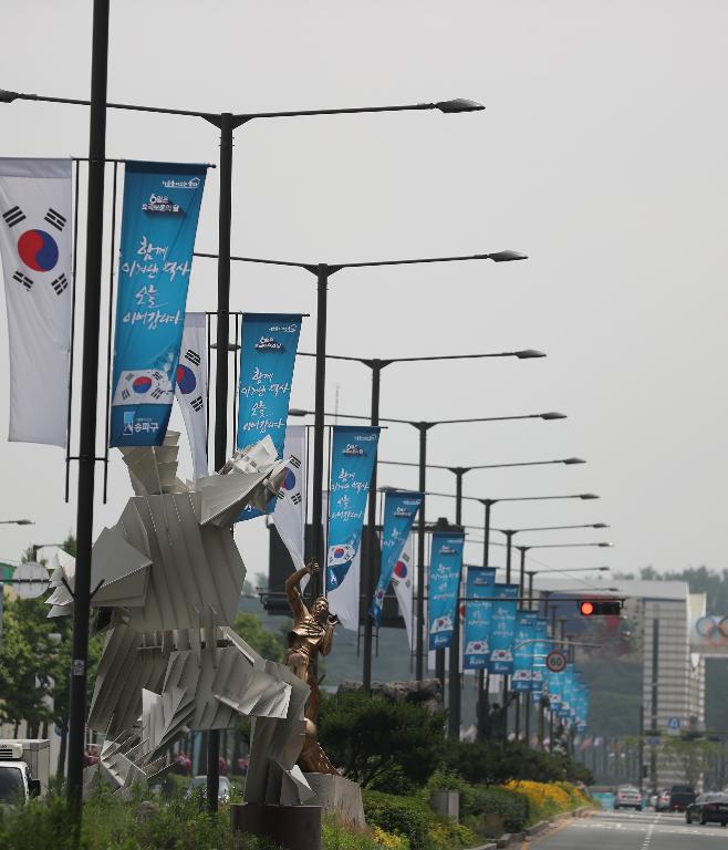 송파구가 현충일을 앞두고 올림픽로 일대 도로에 태극기를 설치했다. 도로 중앙에 설치된 가로등에 태극기와 ‘6월은 호국보훈의달, 함께 이겨낸 역사 오늘 이어갑니다.’라고 적힌 거리기가 같이 달려있다.