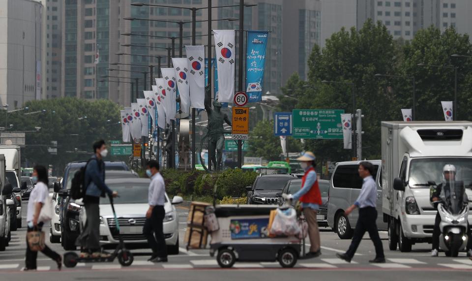 송파구가 현충일을 앞두고 올림픽로 일대 도로에 태극기를 설치했다. 도로 중앙에 설치된 가로등에 태극기와 ‘6월은 호국보훈의달, 함께 이겨낸 역사 오늘 이어갑니다.’라고 적힌 거리기가 같이 달려있다.