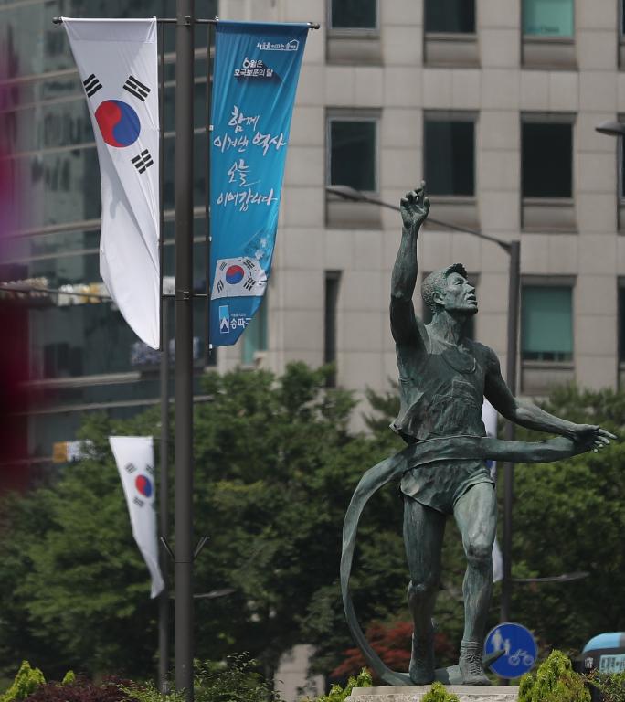 송파구가 현충일을 앞두고 올림픽로 일대 도로에 태극기를 설치했다. 도로 중앙에 설치된 가로등에 태극기와 ‘6월은 호국보훈의달, 함께 이겨낸 역사 오늘 이어갑니다.’라고 적힌 거리기가 같이 달려있다.