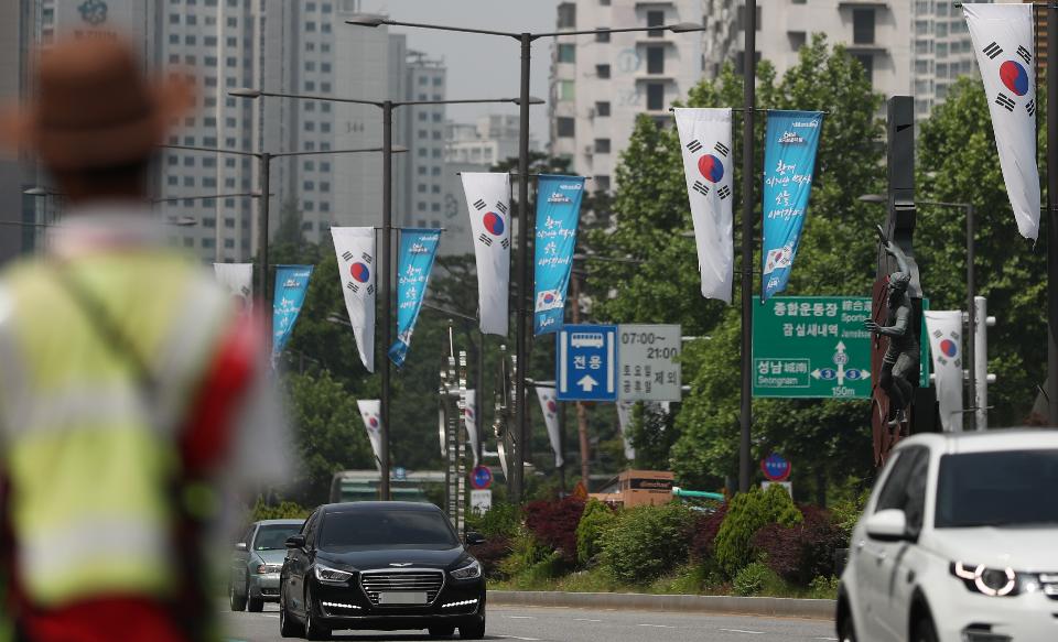 송파구가 현충일을 앞두고 올림픽로 일대 도로에 태극기를 설치했다. 도로 중앙에 설치된 가로등에 태극기와 ‘6월은 호국보훈의달, 함께 이겨낸 역사 오늘 이어갑니다.’라고 적힌 거리기가 같이 달려있다.