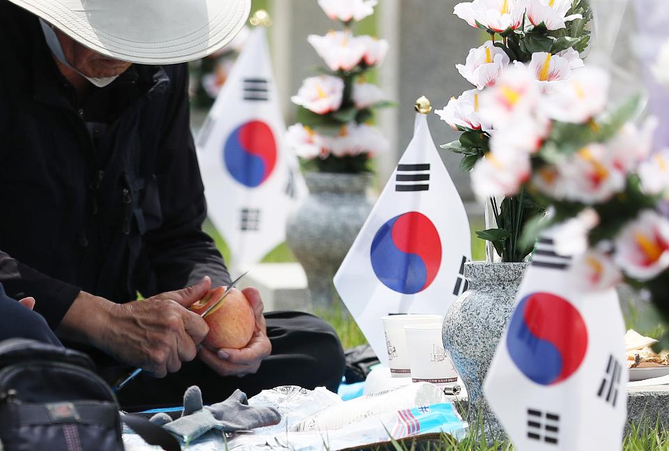  현충일을 하루 앞두고 국립서울현충원을 찾은 참배객들이 참배를 하고 있다. 이날 아버지의 묘를 찾은 딸의 눈물은 아직도 마르지 않았다.