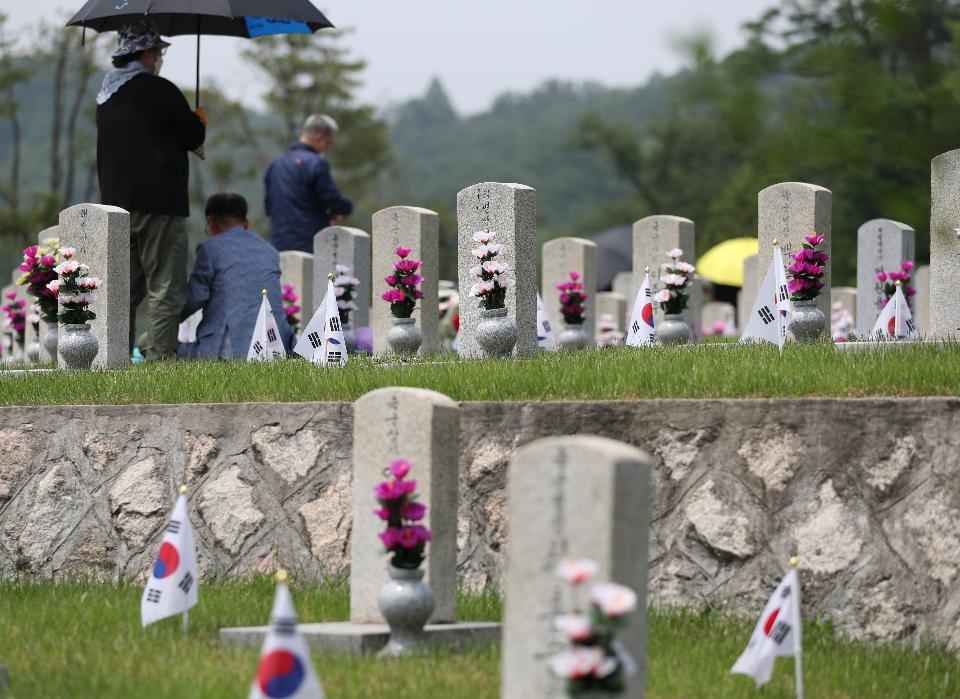  현충일을 하루 앞두고 국립서울현충원을 찾은 참배객들이 참배를 하고 있다. 이날 아버지의 묘를 찾은 딸의 눈물은 아직도 마르지 않았다.