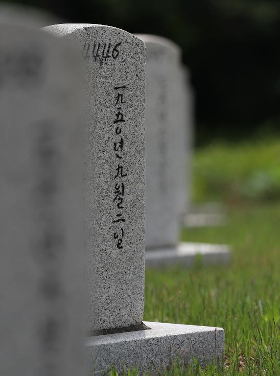  현충일을 하루 앞두고 국립서울현충원을 찾은 참배객들이 참배를 하고 있다. 이날 아버지의 묘를 찾은 딸의 눈물은 아직도 마르지 않았다.