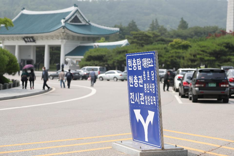  현충일을 하루 앞두고 국립서울현충원을 찾은 참배객들이 참배를 하고 있다. 이날 아버지의 묘를 찾은 딸의 눈물은 아직도 마르지 않았다.