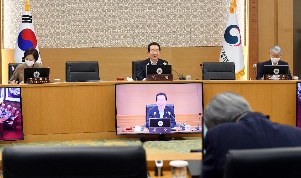 <p>정세균 국무총리가 16일 세종 다솜로 정부세종청사에서 열린 국무회의를 주재, 모두발언을 하고 있다.&nbsp;</p>