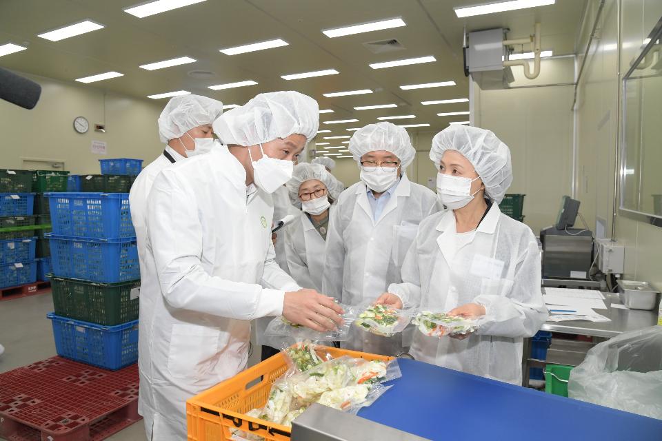 이의경 식품의약품안전처장이 18일 오후 경기 용인시 소재 가정 간편식 제조업체 프레시지를 찾아 밀 키트 제품 현황을 살피고 있다. 