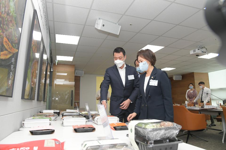 이의경 식품의약품안전처장이 18일 오후 경기 용인시 소재 가정 간편식 제조업체 프레시지를 찾아 간담회에 앞서 제품을 살펴보고 있다.
