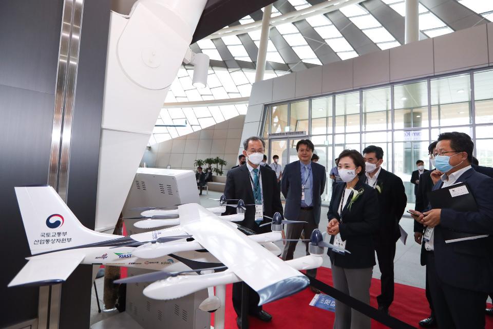 6월 24일 국립항공박물관에서 UAM(도심항공교통) Team Korea 발족식이 진행되고 있다. 정부는 이번 로드맵을 통해 2025년 인천공항과 여의도를 오가는 항공택시 상용화를, 2030년부터는 본격 상용화를 준비하는 단계적 목표를 설정했다.