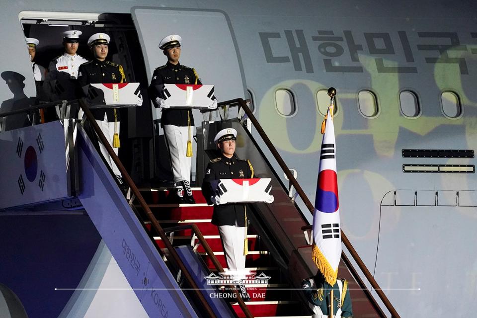 25일 경기 성남시 서울공항에서 열린 6·25전쟁 제70주년 행사에서 국군전사자들의 유해가 봉환되고 있다.