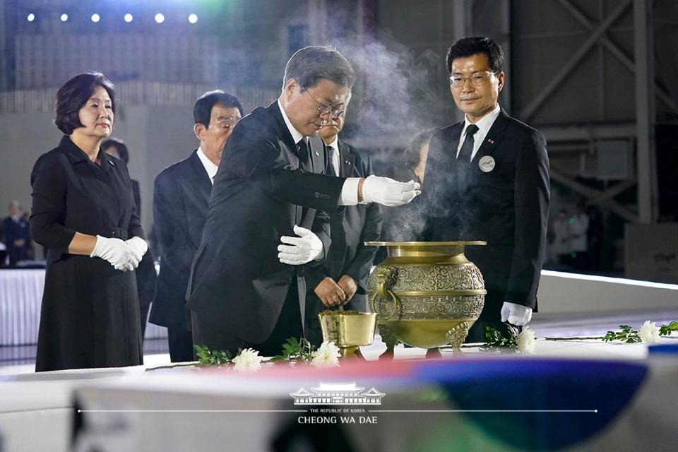 문재인 대통령이 25일 경기 성남 서울공항에서 열린 6.25전쟁 70주년 행사에 참석해 분향하고 있다.