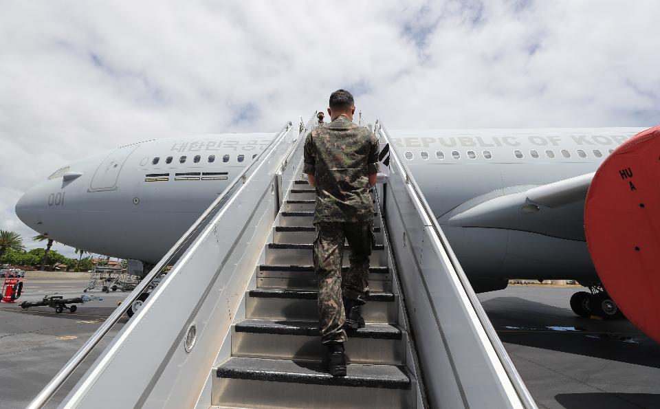 <p>공군 장병이 미국 측으로부터 인수한 국군 유해를 안고 KC-330 공중급유기 트랩을 오르고 있다. </p>
<p style=