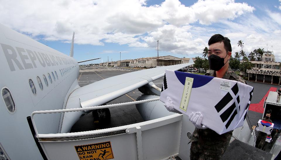 <p>공군 장병이 미국 측으로부터 인수한 국군 유해를 안고 KC-330 공중급유기 트랩을 오르고 있다. 
</p>
<p style=