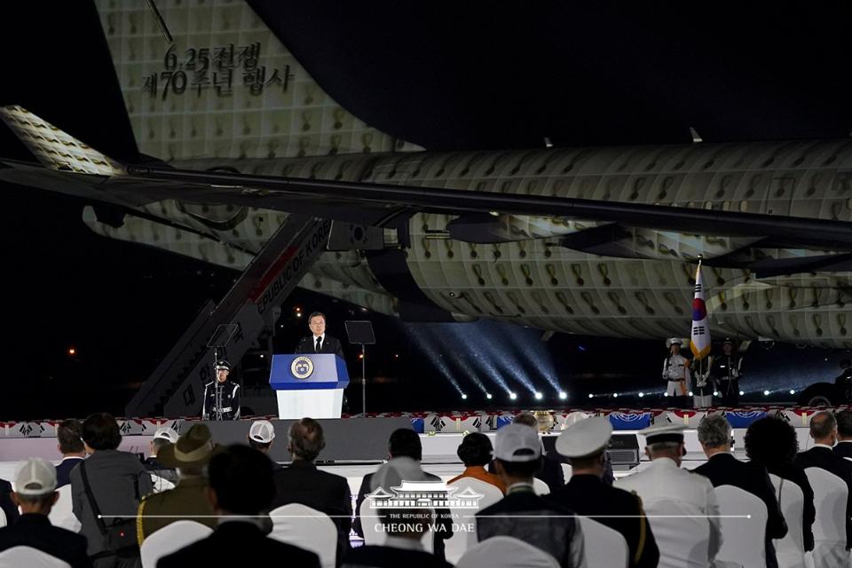 문재인 대통령이 25일 경기 성남 서울공항에서 열린 6.25전쟁 70주년 행사에 참석해 기념사를 하고 있다.