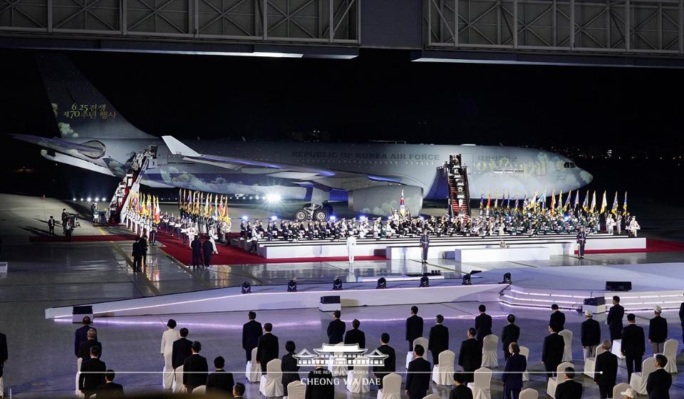 25일 경기 성남시 서울공항에서 열린 6·25전쟁 제70주년 행사에서 국군전사자들의 유해가 봉환되고 있다. 
