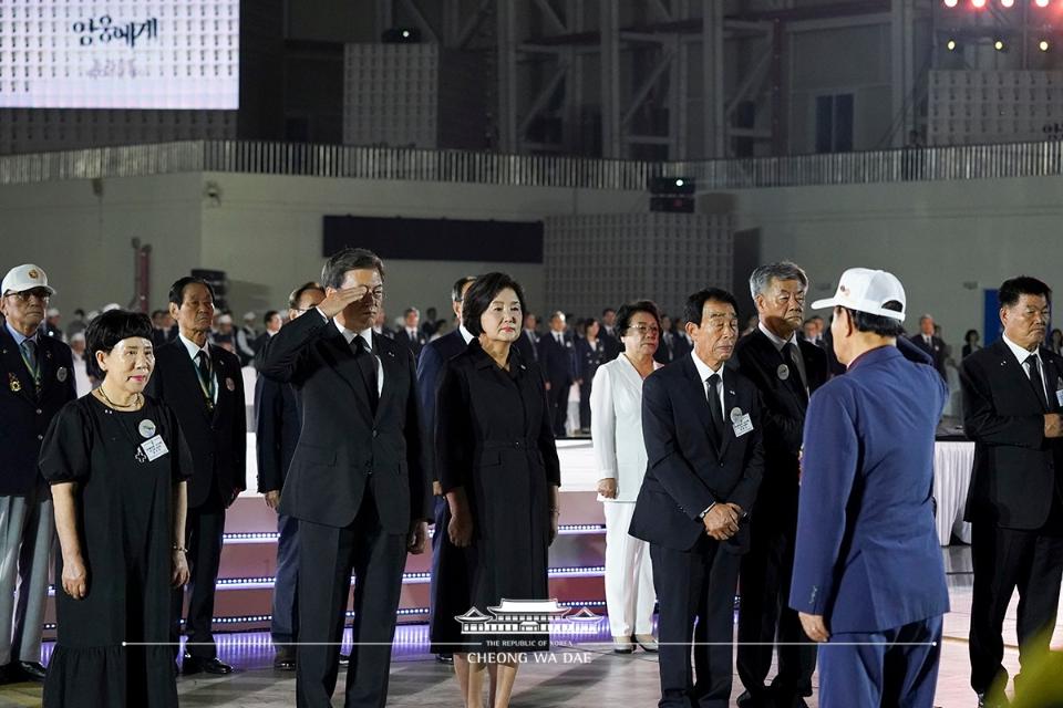 문재인 대통령이 25일 경기 성남 서울공항에서 열린 6.25전쟁 70주년 행사에 참석해 국군 전사자 유해를 맞이한 뒤 6.25참전용사인 류영봉씨의 복귀 신고를 받고 있다.