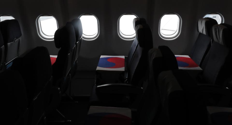<p>미국 측으로부터 인수한 국군전사자 유해들이 KC-330 공중급유기 좌석에 안치되어 있다. 
</p>
<p style=