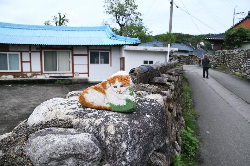 <p>자꾸 발걸음 멈추게 하는 돌담과 한옥. 강원 속초시 상도문돌담마을.<br/><br/>7월 1일부터 코로나19 장기화로 지친 국민을 위로하고 어려움에 처한 국내 관광업의 내수를 활성화하기 위한 ‘2020 특별 여행주간’이 시작됐다. 이번 여행주간의 화두는 ‘안전’이다. <br/><br/>이에 문화체육관광부는 특정 관광지에 사람이 몰리는 것을 막고 소규모 ‘안전’ 여행 문화를 확산하기 위해 그동안 한국관광공사가 발굴해 온 ‘숨은 관광지’를 모아 소개한다. 3밀(밀폐·밀접·밀집)을 피할 수 있는 국내의 ‘숨어있던 관광지’를 사진으로 만나보자.<br/><br/>* 위 사진에 대한 저작권은 한국관광공사에 있으므로 무단 사용을 금합니다.<br/>사용 문의 : 한국관광공사 숨은관광지 담당자(033-738-3419)</p>
<p style=