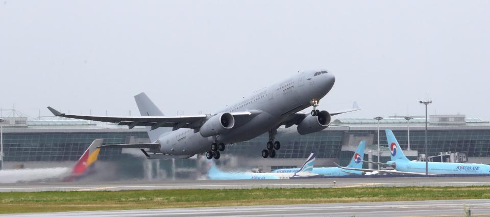 30일 오전 인천국제공항에서 아크부대 17진이 탑승한 공중급유기(KC-330)가 진교대를 하기 위해 아랍에미리트로 향하고 있다.