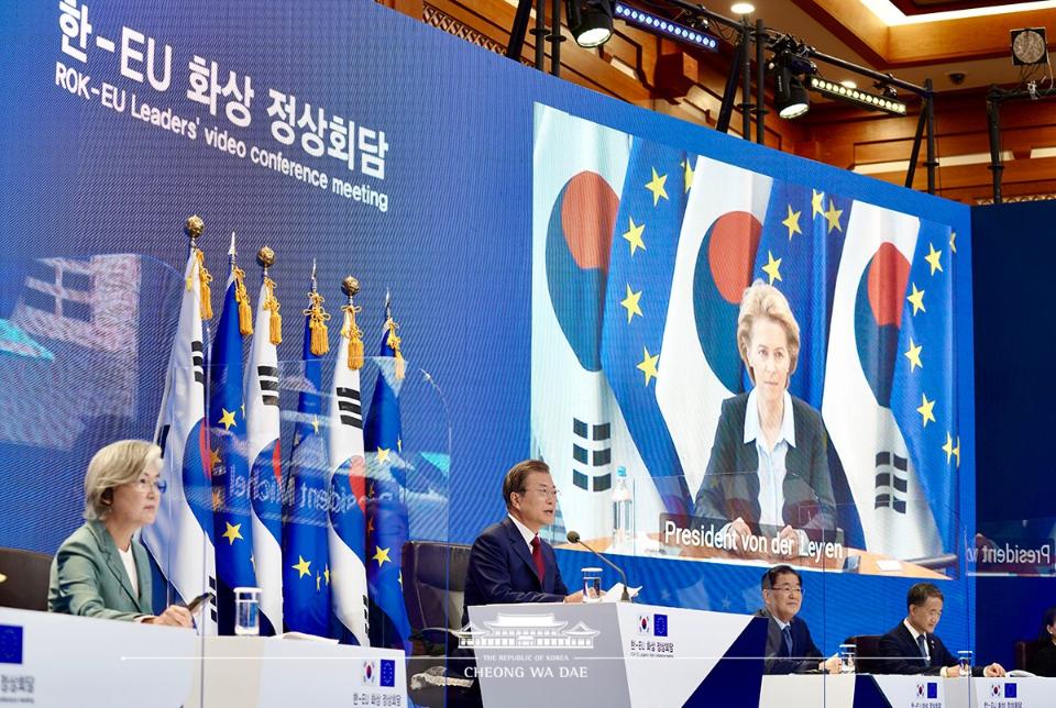 문재인 대통령이 30일 청와대에서 열린 유럽연합(EU)과의 화상 정상회담에서 발언을 하고 있다. 