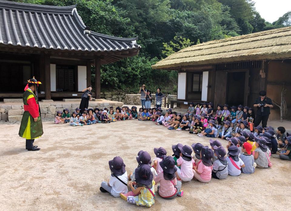 <p>유배 온 선비들은 어떻게 살았을까? 경북 포항시 ‘장기 유배문화체험촌’<br/><br/>7월 1일부터 코로나19 장기화로 지친 국민을 위로하고 어려움에 처한 국내 관광업의 내수를 활성화하기 위한 ‘2020 특별 여행주간’이 시작됐다. 이번 여행주간의 화두는 ‘안전’이다.<br/><br/>이에 문화체육관광부는 특정 관광지에 사람이 몰리는 것을 막고 소규모 ‘안전’ 여행 문화를 확산하기 위해 그동안 한국관광공사가 발굴해 온 ‘숨은 관광지’를 모아 소개한다. 3밀(밀폐·밀접·밀집)을 피할 수 있는 국내의 ‘숨어있던 관광지’를 사진으로 만나보자.<br/><br/>* 위 사진에 대한 저작권은 한국관광공사에 있으므로 무단 사용을 금합니다.<br/>사용 문의 : 한국관광공사 숨은관광지 담당자(033-738-3419)</p>
<p style=