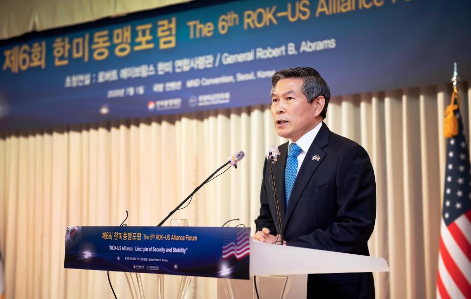 정경두 국방부 장관이 1일 오전 서울 용산구 국방컨벤션에서 열린 제6회 한미동맹포럼에서 축배사를 하고 있다.