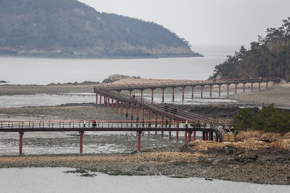 <p>푸른바다를 가득 안고서 무인도 사이를 걷는다. 전남 신안군 ‘자은도 무한의 다리’<br><br>
7월 1일부터 코로나19 장기화로 지친 국민을 위로하고 어려움에 처한 국내 관광업의 내수를 활성화하기 위한 ‘2020 특별 여행주간’이 시작됐다. 이번 여행주간의 화두는 ‘안전’이다.<br/><br/>이에 문화체육관광부는 특정 관광지에 사람이 몰리는 것을 막고 소규모 ‘안전’ 여행 문화를 확산하기 위해 그동안 한국관광공사가 발굴해 온 ‘숨은 관광지’를 모아 소개한다. 3밀(밀폐·밀접·밀집)을 피할 수 있는 국내의 ‘숨어있던 관광지’를 사진으로 만나보자.<br><br>
* 위 사진에 대한 저작권은 한국관광공사에 있으므로 무단 사용을 금합니다.<br>
사용 문의 : 한국관광공사 숨은관광지 담당자(033-738-3419)</p>
<p style=