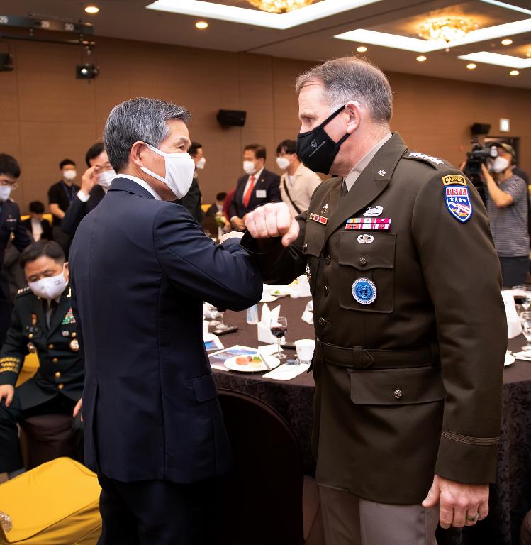 정경두 국방부 장관과 에이브럼스 주한미군사령관이 1일 오전 서울 용산구 국방컨벤션에서 열린 제6회 한미동맹포럼에서 인사를 나누고 있다.