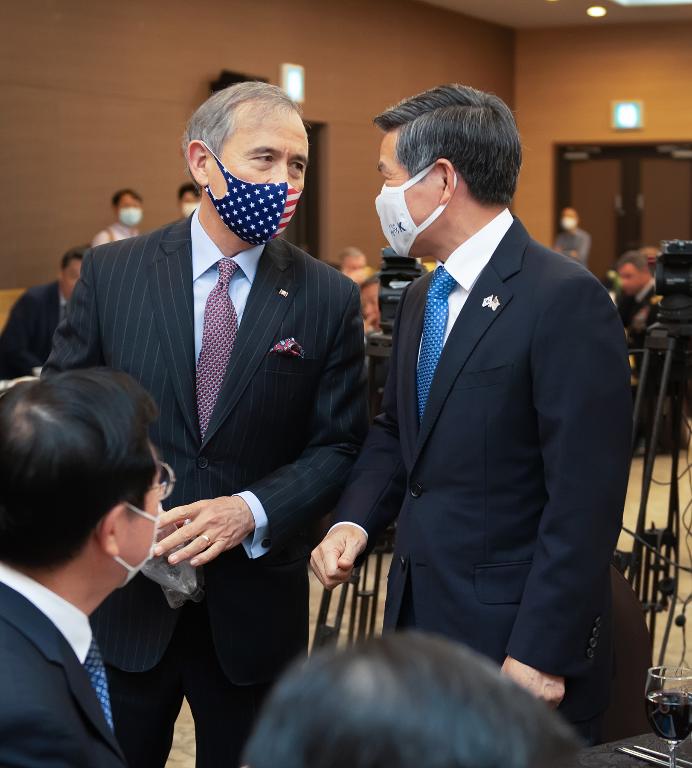 정경두 국방부 장관과 에이브럼스 주한미군사령관이 1일 오전 서울 용산구 국방컨벤션에서 열린 제6회 한미동맹포럼에서 대화를 나누고 있다.
