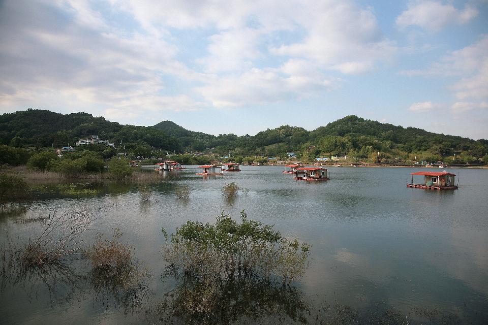 <p>예당호에서 만나는 형형색색 음악분수. 충남 예산군 ‘예당호 야간 음악분수’와 느릿느릿 ‘느린호수길’<br>
<br>
 7월 1일부터 코로나19 장기화로 지친 국민을 위로하고 어려움에 처한 국내 관광업의 내수를 활성화하기 위한 ‘2020 특별 여행주간’이 시작됐다. 이번 여행주간의 화두는 ‘안전’이다.<br>
 <br>
 이에 문화체육관광부는 특정 관광지에 사람이 몰리는 것을 막고 소규모 ‘안전 ’ 여행 문화를 확산하기 위해 그동안 한국관광공사가 발굴해 온 ‘숨은 관광지’를 모아 소개한다. 3밀(밀폐·밀접 ·밀집)을 피할 수 있는 국내의 ‘숨어있던 관광지’를 사진으로 만나보자.<br>
 <br>
 * 위 사진에 대한 저작권은 한국관광공사에 있으므로 무단 사용을 금합니다.<br>
<br>
 사용 문의 : 한국관광공사 숨은관광지 담당자(033-738-3419)</p>
<p style=