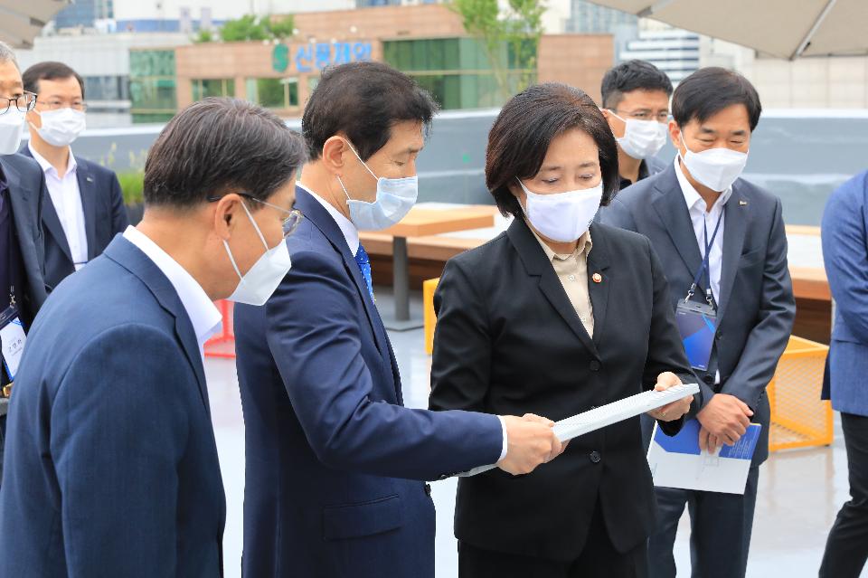 박영선 중소벤처기업부 장관이 1일 서울 강남구 역삼로에서 열린 포스코 팁스타운 ‘체인지업 그라운드’ 개소식에서 입주사를 둘러보고 있다.