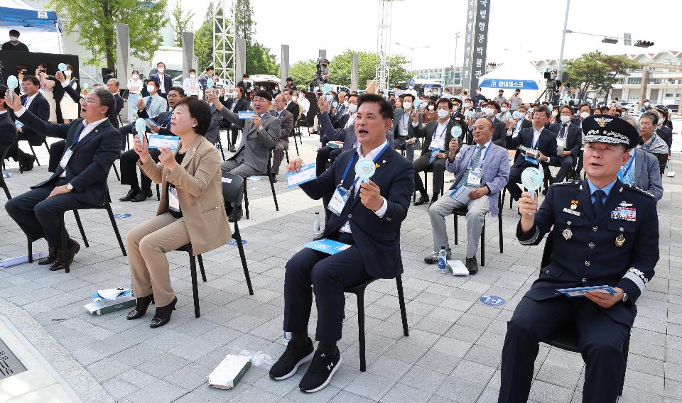 3일 서울 강서구 국립항공박물관 야외공간에서 국립항공박물관 개관식이 열렸다. 이날 손명수 국토부 2차관과 최정호 국립항공박물관장 등 주요 내빈들이 참석해 개관을 축하했다. 전시장은 한국 최초 비행사인 안창남의 금강호의 복원 비행기 등 100년 한국 항공산업의 역사와 유물을 한눈에 볼 수 있게 구성되었다.