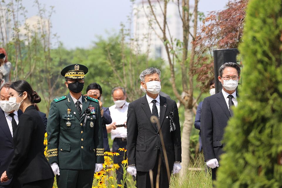 박삼득 국가보훈처장이 5일 경기도 오산시 죽미령 평화공원 평화마당에서 열린 유엔군 초전기념 미 스미스부대 전몰장병 추도식 및 평화공원 개장식에 참석하여 행사 전  주요내빈들과 함께 구초전비에 헌화 및 묵념을 하고 있다.