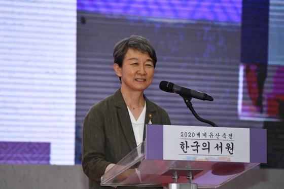 <p>문화재청이 주최하고 한국의 서원 통합보존관리단이 주관하는 세계유산축전의 첫 시작 「2020 세계유산축전-한국의 서원」이 7월 3일 오후 4시 안동 도산서원에서 열리는 개막식을 시작으로 7월 31일까지 한 달여간의 일정에 들어갔다.</p>