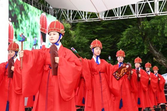 <p>문화재청이 주최하고 한국의 서원 통합보존관리단이 주관하는 세계유산축전의 첫 시작 「2020 세계유산축전-한국의 서원」이 7월 3일 오후 4시 안동 도산서원에서 열리는 개막식을 시작으로 7월 31일까지 한 달여간의 일정에 들어갔다.</p>