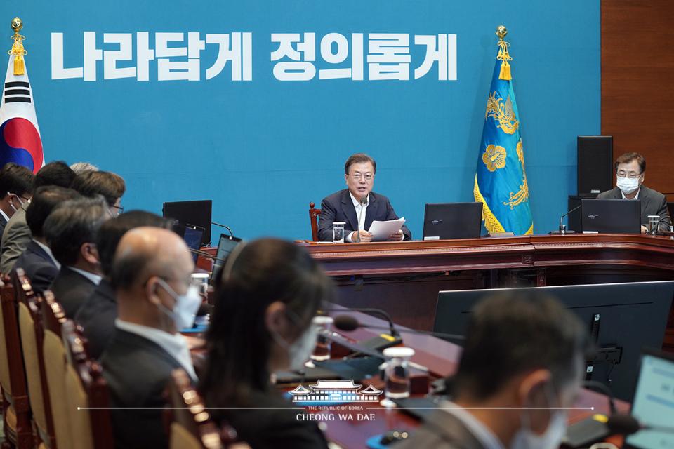 문재인 대통령이 6일 청와대 여민관에서 수석·보좌관 회의를 주재하고 있다. 