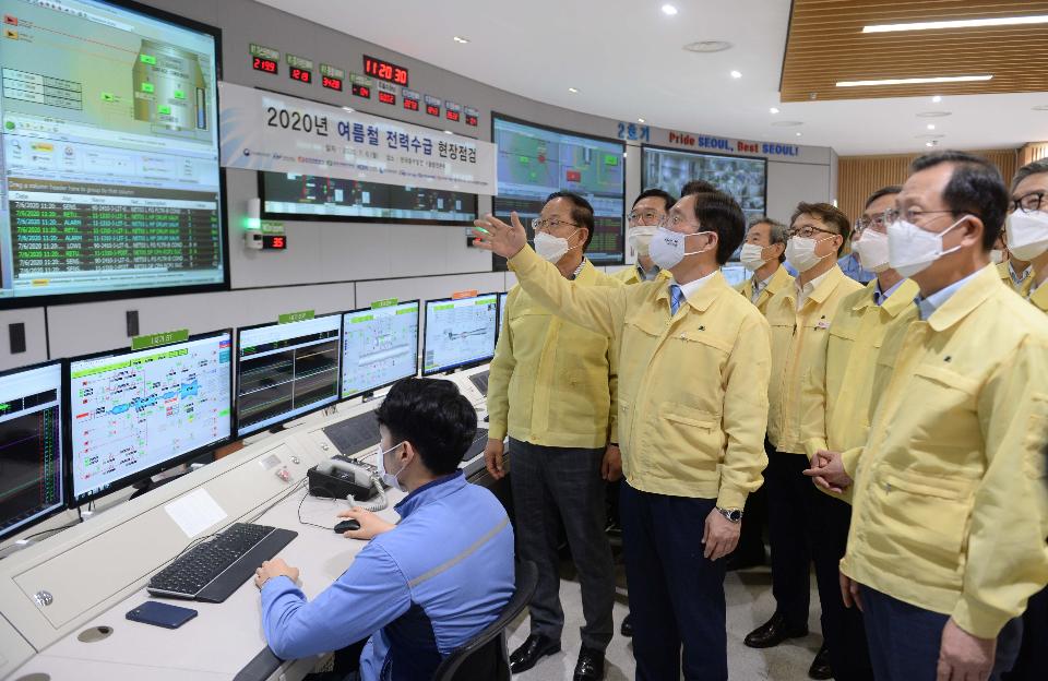 성윤모 산업통상자원부 장관이 6일 오전 서울 마포구 한국중부발전 서울복합화력발전소를 방문해 여름철 전력수급 현장점검을 하고 있다.