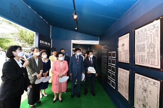 <p>문화재청이 주최하고 한국의 서원 통합보존관리단이 주관하는 세계유산축전의 첫 시작 「2020 세계유산축전-한국의 서원」이 7월 3일 오후 4시 안동 도산서원에서 열리는 개막식을 시작으로 7월 31일까지 한 달여간의 일정에 들어갔다.</p>