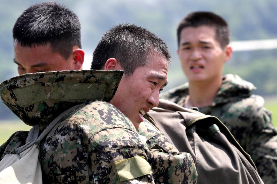 <p>각 군 사관학교가 하계군사훈련에 본격 돌입한 가운데 7월 3일 육군3사관학교  57기 생도의 첫 강하훈련이 있었다. 육군특수전학교 강하 훈련장에서 이뤄진 이번 훈련은 생도들의 강인한 체력과 담력을 기르기 위한 필수훈련으로 1800피트 상공에서 낙하산을 메고 항공기에서 강하하는 것이다.</p><p style=