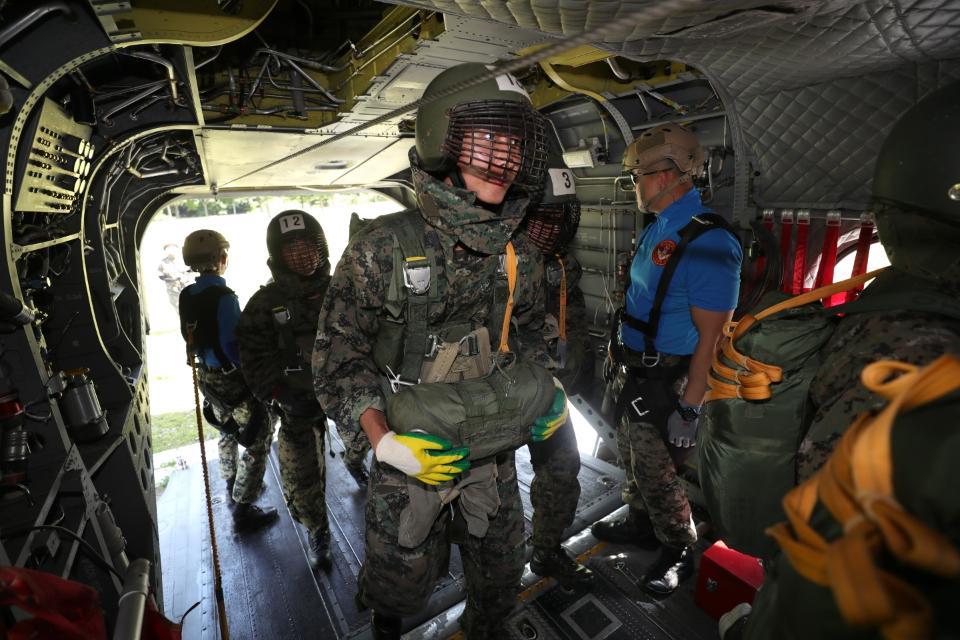 <p>각 군 사관학교가 하계군사훈련에 본격 돌입한 가운데 7월 3일 육군3사관학교  57기 생도의 첫 강하훈련이 있었다. 육군특수전학교 강하 훈련장에서 이뤄진 이번 훈련은 생도들의 강인한 체력과 담력을 기르기 위한 필수훈련으로 1800피트 상공에서 낙하산을 메고 항공기에서 강하하는 것이다.</p>
<p style=