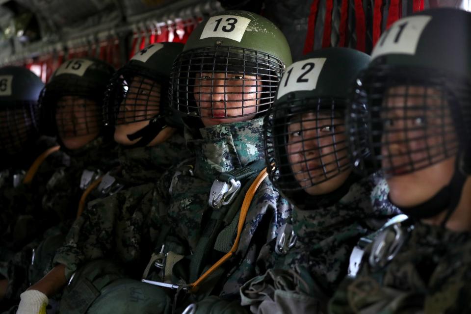 <p>각 군 사관학교가 하계군사훈련에 본격 돌입한 가운데 7월 3일 육군3사관학교  57기 생도의 첫 강하훈련이 있었다. 육군특수전학교 강하 훈련장에서 이뤄진 이번 훈련은 생도들의 강인한 체력과 담력을 기르기 위한 필수훈련으로 1800피트 상공에서 낙하산을 메고 항공기에서 강하하는 것이다.</p><p style=