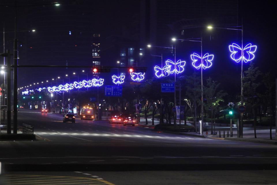 중소벤처기업부는 코엑스 동측 광장 계단 앞 공간에 아름답고 다양한 나비의 날갯짓을 담은 ‘빛나는 동행’ 나비터널조형물을 설치해 7월 9일(목)부터 7월 말까지 운영한다고 밝혔다. <br><br>
나비터널조형물은 나비의 작은 날갯짓(국민들의 작은 소비)이 희망의 빛이 돼 대한민국 국민과 함께 ‘빛나는 동행’을 시작한다는 의미로, 다양한 색과 빛을 이용한 조명설치작품(Butterfly Lighting Installation)이다.