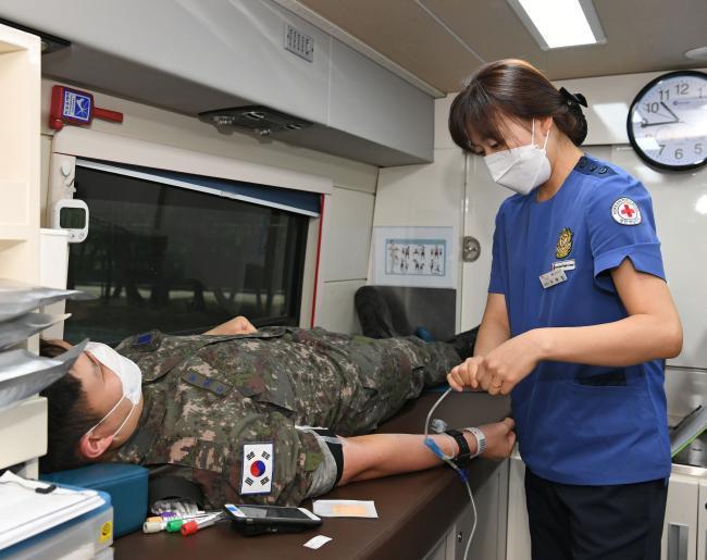 공군18전투비행단 소속 병사가 코로나19 사태 장기화에 따른 혈액수급 부족을 극복하기 위해 ‘사랑의 헌혈운동’에 동참하고 있다.