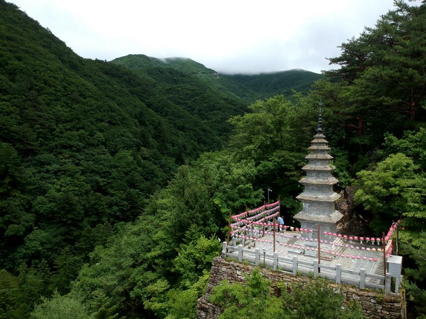 <p>정재숙 문화재청장은 10일 오전 강원도 정선 정암사에서 열린 ‘정선 정암사 수마노탑 국보 승격 기념식’에 참석해 정암사 수마노탑 국보지정서를 전달하고 국보 제332호 승격을 축하하였다.<br></p>