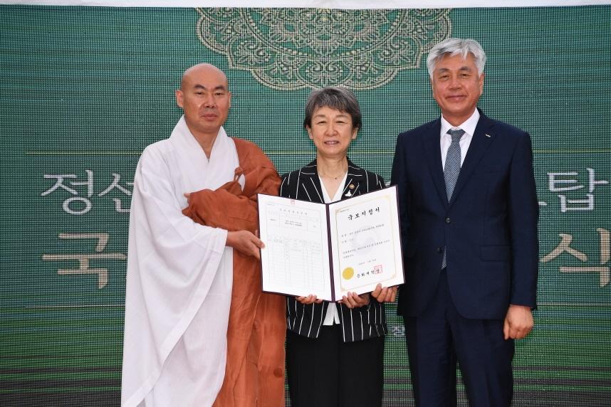 <p>정재숙 문화재청장은 10일 오전 강원도 정선 정암사에서 열린 ‘정선 정암사 수마노탑 국보 승격 기념식’에 참석해 정암사 수마노탑 국보지정서를 전달하고 국보 제332호 승격을 축하하였다.<br></p>